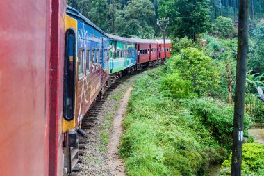 Nanu Oya, Sri Lanka - 16 Temmuz 2016: Nanu Oya village, Sri Lanka yakınındaki kırsal manzara aracılığıyla yerel tren sürmek