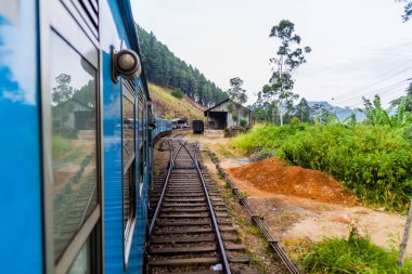 Diyatalawa, Sri Lanka - 15 Temmuz 2016: yerel yağmur durur Diyatalawa istasyonunda Sri Lanka
