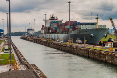 Gatun, Panama - 29 Mayıs 2016: Gatun kilitler, Panama Kanalı bir parçası üzerinden konteyner gemisi geçer.
