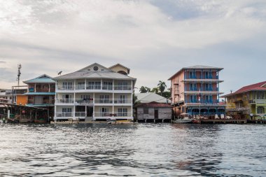 Bocas Del Toro, Panama - 19 Mayıs 2016: Bocas del Toro şehir sahil binalarda görünümünü.