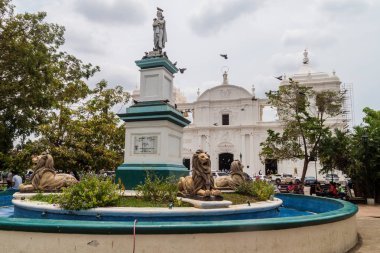 Leon, Nikaragua - 27 Nisan 2016: Parque central square ve Leon, Nikaragua katedralde