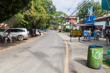 Manuel Antonio, Kosta Rika - 13 Mayıs 2016: Milli Parkı Manuel Antonio, Kosta Rika geçide giden yol