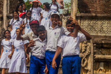 Polonnaruwa, Sri Lanka - 22 Temmuz 2016: Çocuklarda okul üniformaları antik kentin Polonnaruwa, Sri Lanka Vatadage ziyaret edin