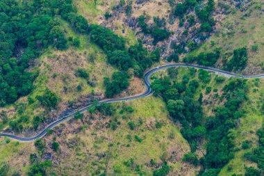 Ella, Sri Lanka yakınındaki dağlarda yoldayım