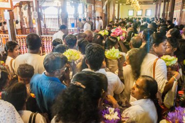 Kandy, Sri Lanka - 19 Temmuz 2016: Murat (dolunay) tatil sırasında Budist adanmışlar içinde tapınak ve Kutsal diş yadigar beyaz giysili.