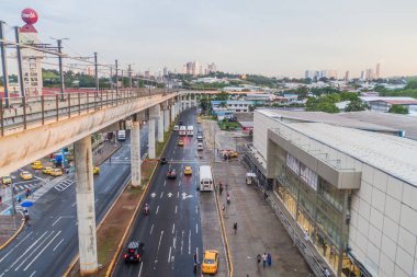Panama City, Panama - 29 Mayıs 2016: Panama Metro yükseltilmiş bölümünü.