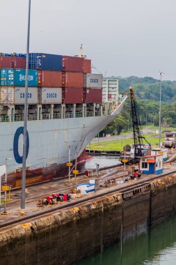 Gatun, Panama - 29 Mayıs 2016: konteyner gemisi Cosco Boston Gatun kilitler ve Panama Kanalı bir parçası geçiyor.
