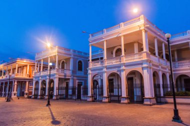 Palacio piskoposluk (piskoposun sarayı) Granada, Nikaragua gece görünümü