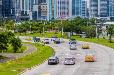 Panama City, Panama - 30 Mayıs 2016: Görünümü bir trafik Balboa avenue Panama City'deki ve modern gökdelenler.