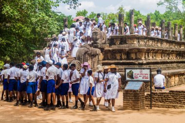 Polonnaruwa, Sri Lanka - 22 Temmuz 2016: Çocuklarda okul üniformaları antik kenti Polonnaruwa, Sri Lanka seyirci salonu ziyaret edin
