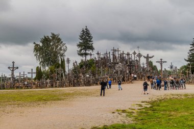 Siauliai, Litvanya - 18 Ağustos 2016: Hill, haçlar, hac sitesi Kuzey Litvanya'daki