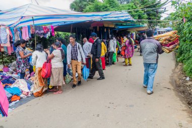 Nuwara Eliya, Sri Lanka - 17 Temmuz 2016: İnsanlar dükkanında Nuwara Eliya Şehir içinde belgili tanımlık çarşı.