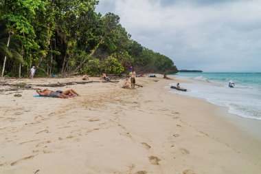Isla Zapatilla, Panama - 21 Mayıs 2016: Isla Zapatilla Adası, Bocas del Toro adalar, Panama parçası kumsalda