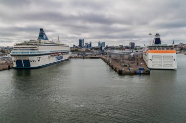 Tallinn, Estonya - 24 Ağustos 2016: Ms Silja Europa ve Ms Baltık Kraliçe (Estonya tabanlı feribot işleciyle Tallink ait cruiseferries) bir Harbor Tallinn.