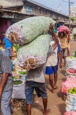 Colombo, Sri Lanka - 26 Temmuz 2016: Porter Manning Market Colombo, Sri Lanka