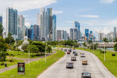 Panama City, Panama - 30 Mayıs 2016: Görünümü bir trafik Balboa avenue Panama City'deki ve modern gökdelenler.