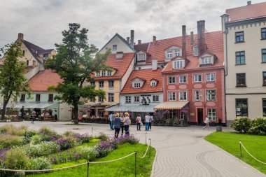 Riga, Letonya - 19 Ağustos 2016: Livu görünümü meydanda merkezi Riga, Letonya