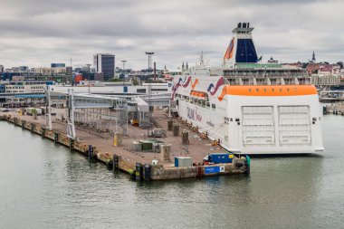 Tallinn, Estonya - 24 Ağustos 2016: Ms Baltık Kraliçe (Estonya tabanlı feribot işleciyle Tallink ait cruiseferry) bir Harbor Tallinn.