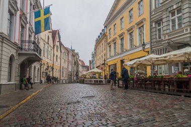 Tallinn, Estonya - 22 Ağustos 2016: İnsanlar yürüyüş Arnavut kaldırımlı Pikk cadde eski Tallinn şehir boyunca.