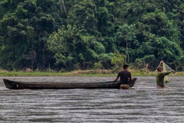 San Juan, Nikaragua - 6 Mayıs 2016: Balıkçılar San Juan Nehri, Nikaragua küçük bir teknesi ile