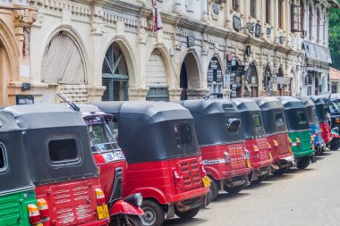 Park edilmiş tuk tuks Deva Veediya Street Kandy, Sri Lanka satırlarının Kandy, Sri Lanka - 19 Temmuz 2016: