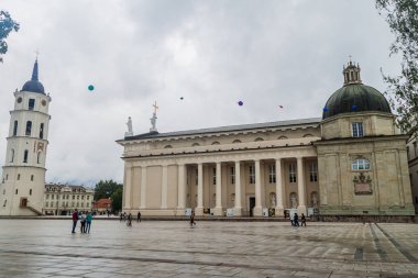 Vilnius, Litvanya - 16 Ağustos 2016: Katedral Bazilikası St Stanislaus ve St. Vladislav Katedral Meydanı Vilnius, Litvanya.