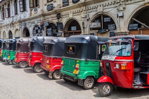 Kandy Sri Lanka Lipca 2016 Rzędu Zaparkowanych Tuk Tuks Deva — Zdjęcie stockowe