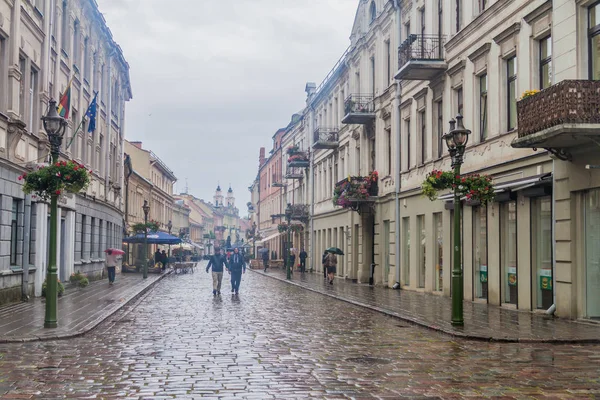 Kaunas Lithuania August 2016 Folk Går Langs Vilniaus Gatve Street - Stock-foto