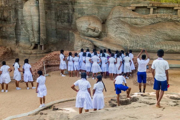 Polonnaruwa Sri Lanka Lipca 2016 Dzieci Mundurki Odwiedzać Posąg Buddy — Zdjęcie stockowe