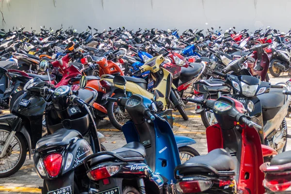 Hombres Maldivos Julio 2016 Estacionamiento Motos Hombre —  Fotos de Stock