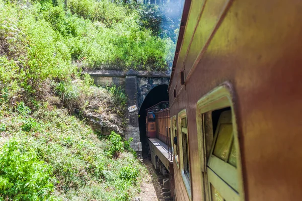 Train Entre Dans Tunnel Près Idalgashinna Sri Lanka — Photo