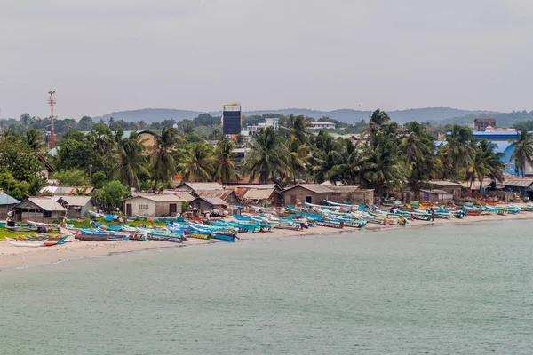 Trincomalee, Sri Lanka - 23 Temmuz 2016: tekne deniz kıyısında Trincomalee, Sri Lanka