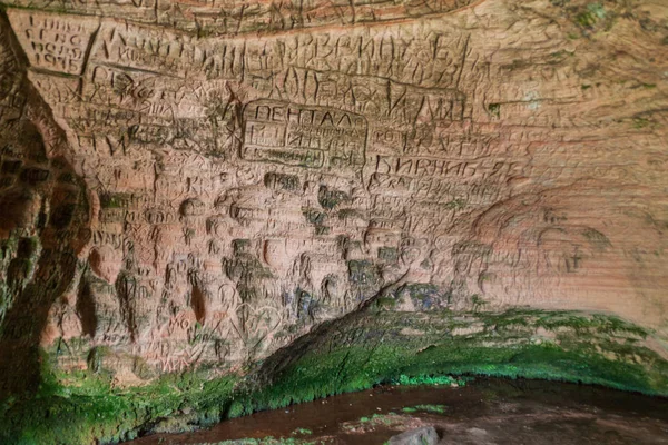 Sigulda, Letonya - 20 Ağustos 2016: Oymalar Gutmana mağarasında yakınındaki Sigulda, Letonya