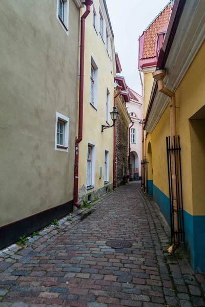 Estrecha Calle Adoquinada Rahukohtu Distrito Toompea Tallin Estonia —  Fotos de Stock