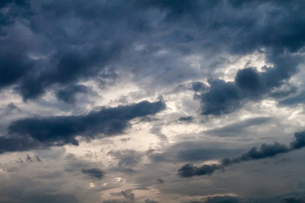 天空中戏剧性云彩的自然背景 — 图库照片