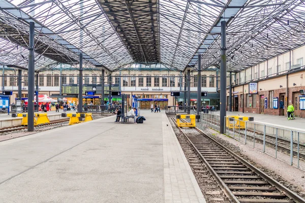 Helsinki, Finlandiya - 25 Ağustos 2016: Helsinki Merkez Tren İstasyonu, platformlar.