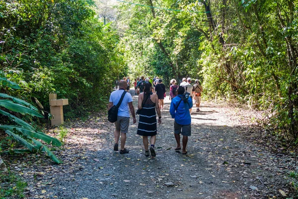 Manuel Antonio, Kosta Rika - 13 Mayıs 2016: kalabalık bir turist olarak Milli Parkı Manuel Antonio, Kosta Rika