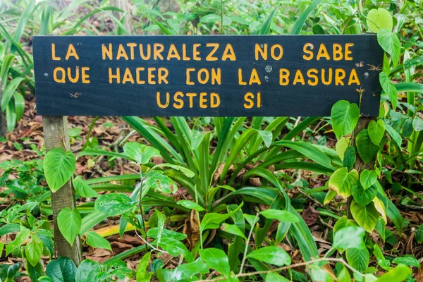 Cahuita Milli Parkı, Kosta Rika imzala. O says: doğa çöplerin yapmanız gerekenler haberi yok, değil mi.