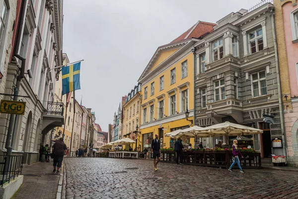 Tallinn Estonia Agosto 2016 Gente Cammina Lungo Strada Acciottolata Pikk — Foto Stock