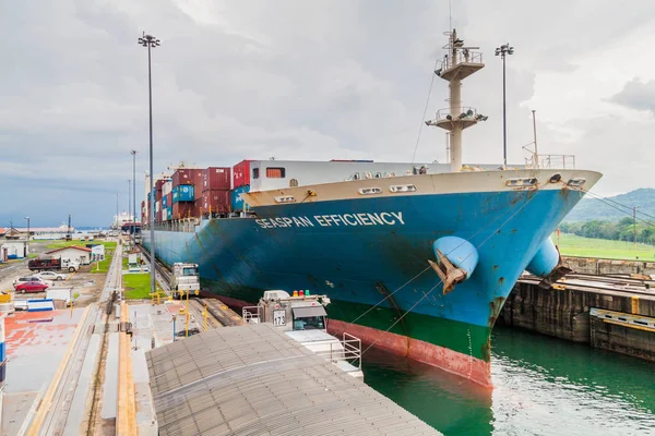 Gatun, Panama - 29 Mayıs 2016: konteyner gemisi Seaspan verimliliği Gatun kilitler ve Panama Kanalı bir parçası geçiyor.