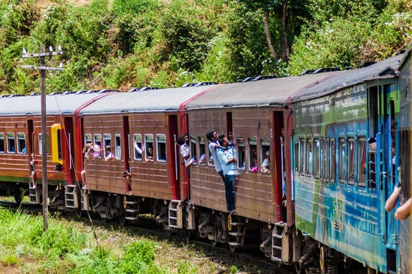 Idalgashinna 斯里兰卡 2016年7月16日 当地的火车在 Idalgashinna 村附近乘坐 当地人在门外闲逛 — 图库照片