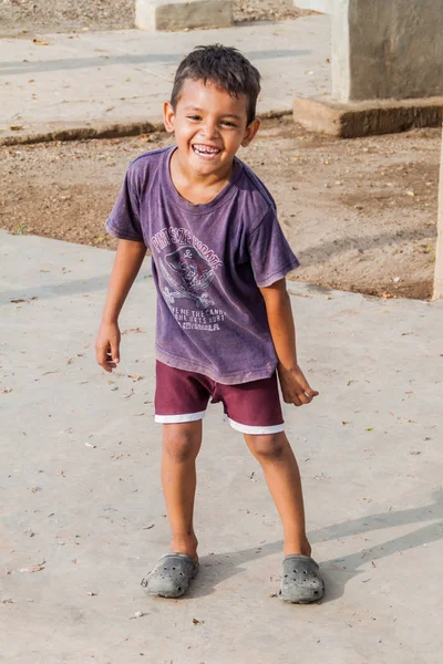 Granada, Nikaragua - 28 Nisan 2016: Yerel çocuk Granada, Nikaragua