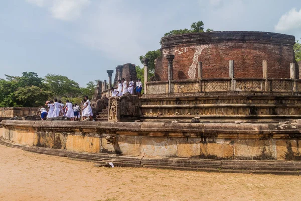 Polonnaruwa Sri Lanka Julho 2016 Crianças Uniforme Escolar Visitam Vatadage — Fotografia de Stock