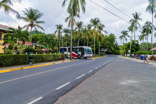 Manuel Antonio, Kosta Rika - 13 Mayıs 2016: Milli Parkı Manuel Antonio, Kosta Rika geçide giden yol