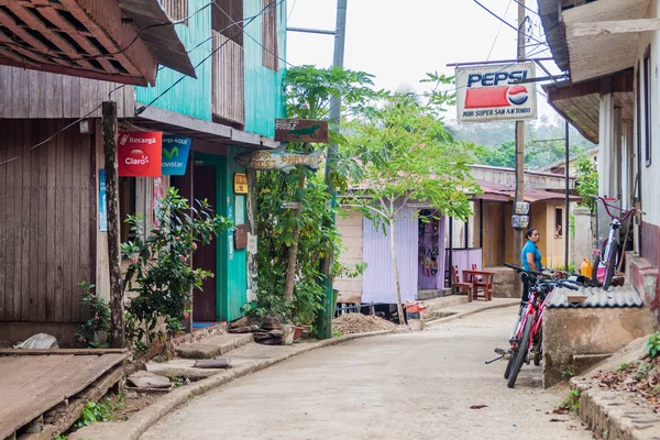 El Castillo, Nikaragua - 6 Mayıs 2016: San Juan Nehri, Nikaragua köyde Ell Castillo sokakta