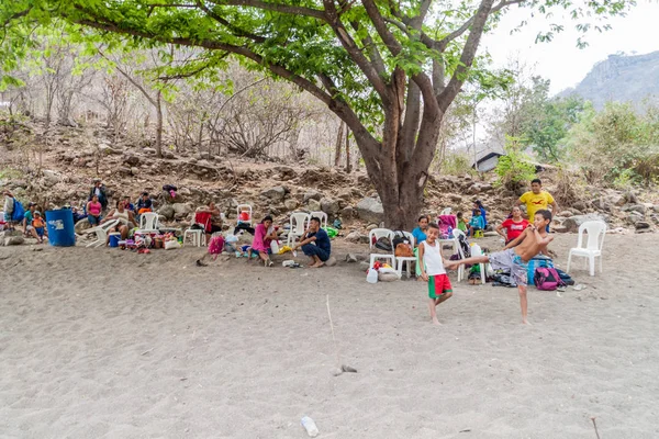 Somoto Nicaragua Aprile 2016 Persone Che Riposano Una Spiaggia Vicino — Foto Stock