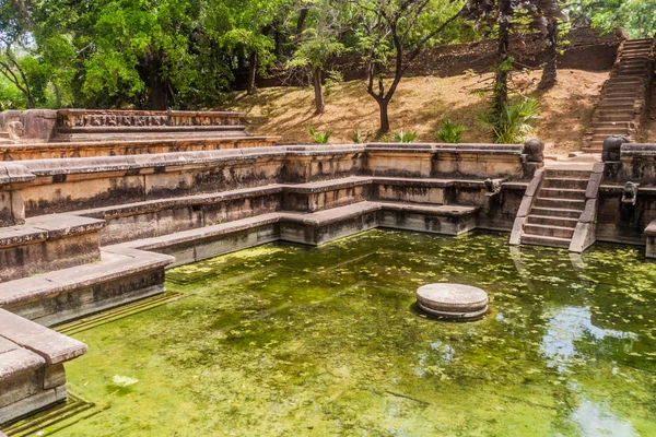 Yüzme Havuzu (Kumara pokuna) antik kenti Polonnaruwa, Sri Lanka