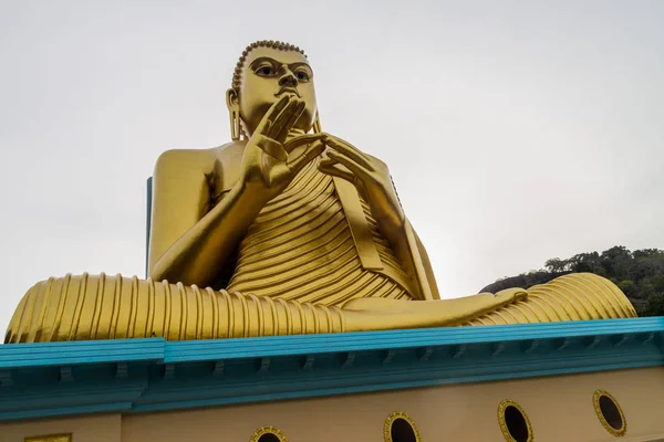 Buddhastatue Der Spitze Des Goldenen Tempels Dambulla Sri Lanka — Stockfoto