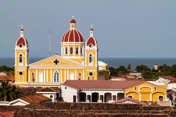 Arka plan üzerinde Granada, Nikaragua Katedrali