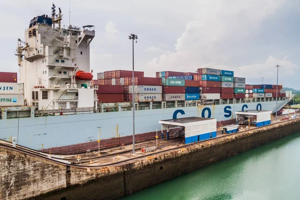 Gatun, Panama - 29 Mayıs 2016: konteyner gemisi Cosco Boston Gatun kilitler ve Panama Kanalı bir parçası geçiyor.